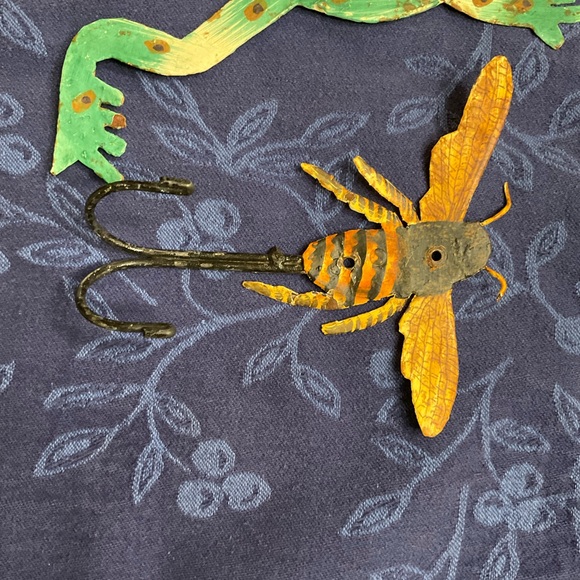 Two animal hooks one hand painted frog and bee with hooks n other side - Picture 3 of 7